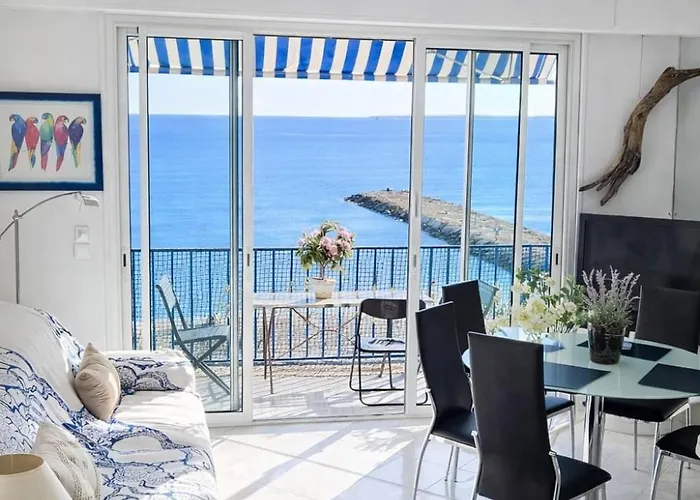 Le Reflet D'azur - Les Pieds Dans L'eau